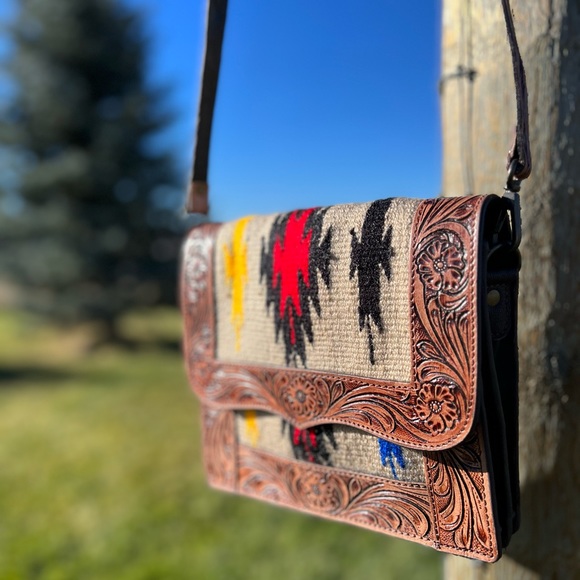 NEW RELEASE Tooled Leather flower Rug Wool flap shoulder bag Boho west Tan Red - Picture 4 of 9